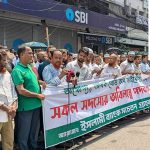 দ্বিতীয় দিনের মতো আন্দোলনে ইসলামী ব্যাংকের গ্রাহকরা, সতর্ক আইনশৃঙ্খলা বাহিনী