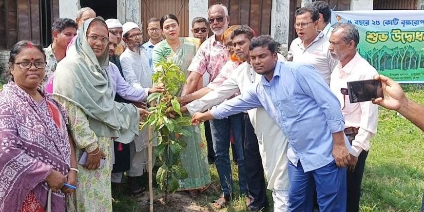 কাউনিয়ায় বৃক্ষরোপণ কর্মসূচির উদ্বোধন