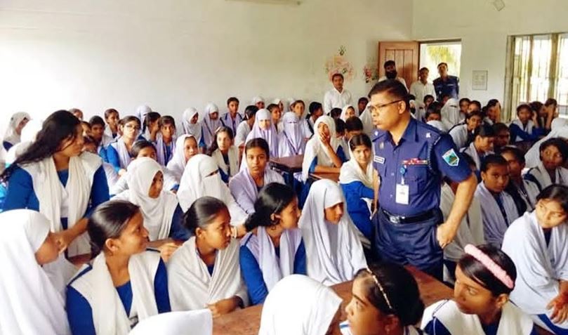 আদমদীঘির বিনাহালী বালিকা উচ্চ বিদ্যালয়ে পুলিশের সচেতনতামূলক সভা