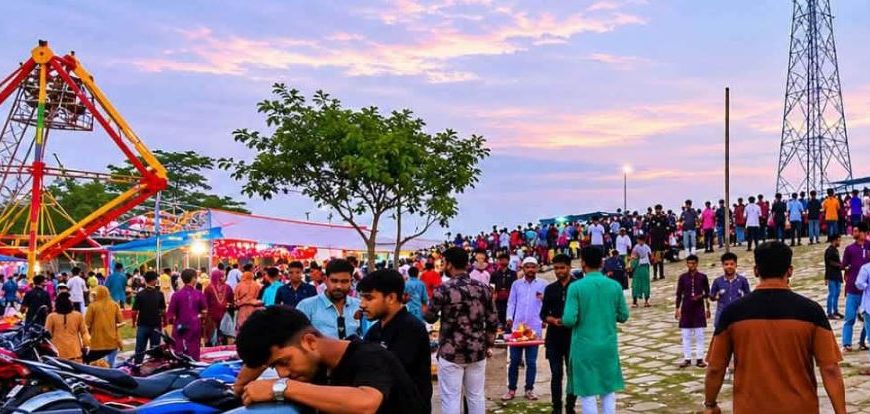 কাউনিয়ায় ঈদুল আজহার ৫ম দিনেও তিস্তা রেল ও সড়ক সেতুতে দর্শনার্থীদের ঢল