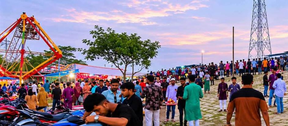 কাউনিয়ায় ঈদুল আজহার ৫ম দিনেও তিস্তা রেল ও সড়ক সেতুতে দর্শনার্থীদের ঢল