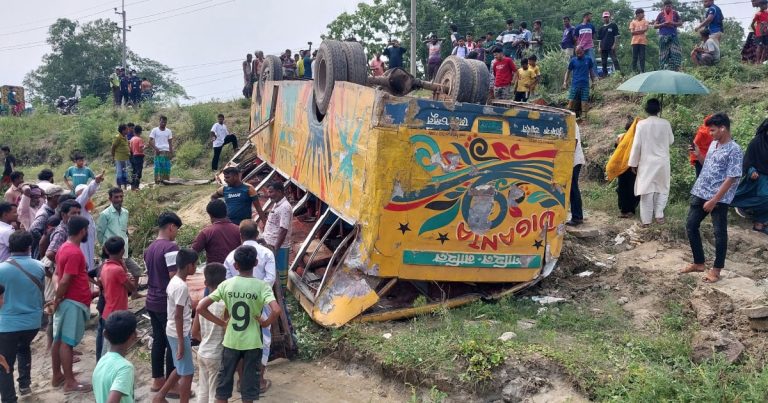 ব্রাহ্মণবাড়িয়ায় বাস খাদে পড়ে নারী ও শিশুসহ ঝরল&hellip;