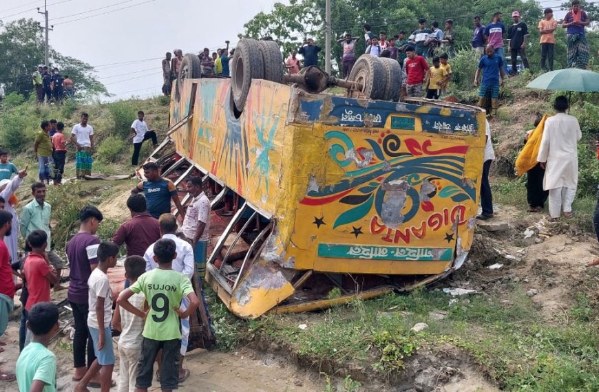 ব্রাহ্মণবাড়িয়ায় বাস খাদে পড়ে নারী ও শিশুসহ ঝরল ৪ প্রাণ