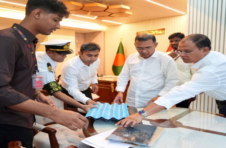 সবজি থেকে পলিথিন এবং কলাগাছ থেকে টিন: তরুণ উদ্ভাবকের পাশে প্রধানমন্ত্রী