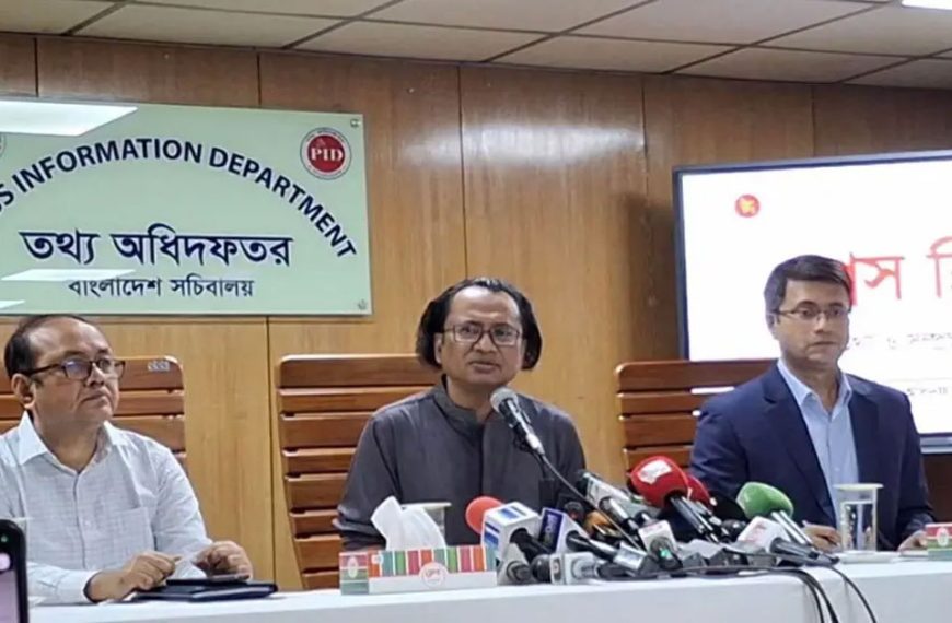 তাৎক্ষণিক প্রতিবাদে ভারত থেকে ফিরেছি, আটকে রাখার কথা সঠিক নয়: তথ্য উপদেষ্টা