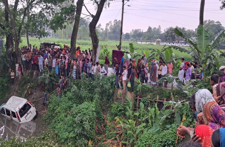 দুবাই প্রবাসীকে বিমানবন্দরে পৌঁছে দিতে গিয়ে সিরাজদিখানে সড়ক দুর্ঘটনায় স্ত্রী নিহত, আহত ১০