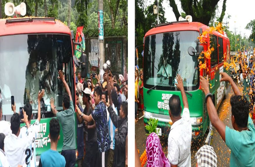 সিলেটে বৃষ্টিতে ভিজে ফুল ছিটিয়ে প্রধানমন্ত্রীকে স্বাগত জানালেন চা শ্রমিকরা, পথে পথে অভ্যর্থনা