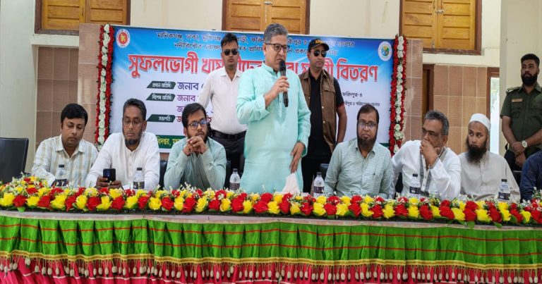 সদরপুর চরাঞ্চলের মানুষের ভাগ্যবদলে সরকারি মুরগি বিতরণ