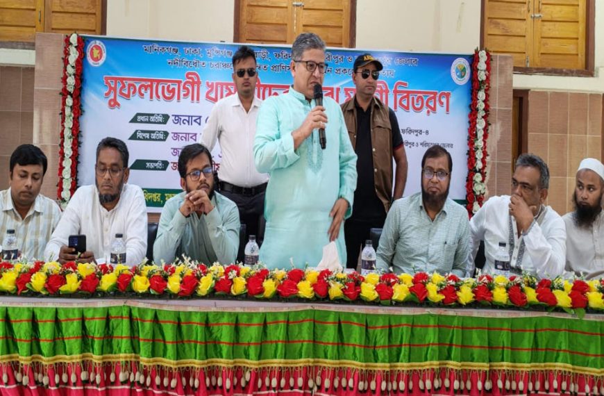 সদরপুর চরাঞ্চলের মানুষের ভাগ্যবদলে সরকারি মুরগি…