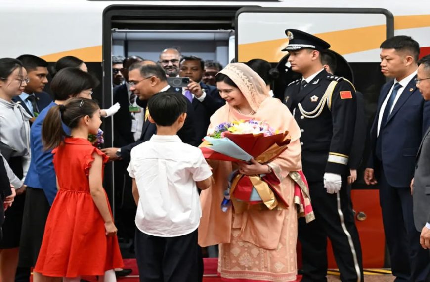 বেইজিংয়েও প্রধানমন্ত্রীকে লাল গালিচা সংবর্ধনা