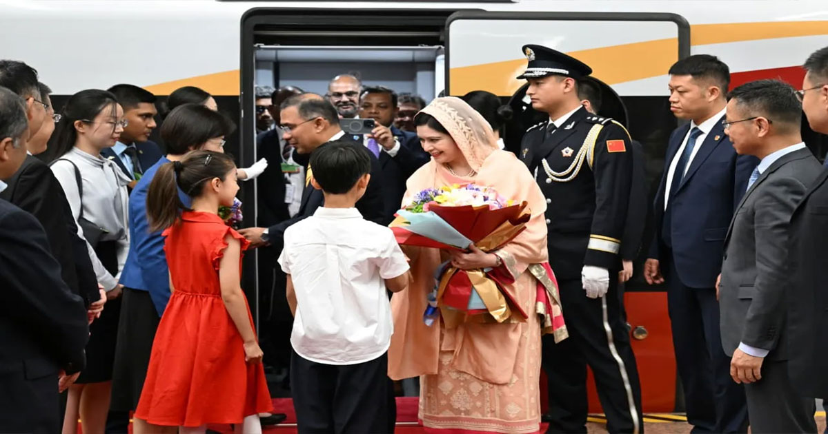 বেইজিংয়েও প্রধানমন্ত্রীকে লাল গালিচা সংবর্ধনা