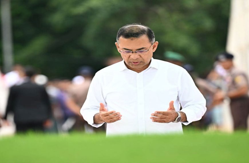 সরকারি সফর শেষে দেশে ফিরেই বাবা-মায়ের মাজার জিয়ারত প্রধানমন্ত্রীর