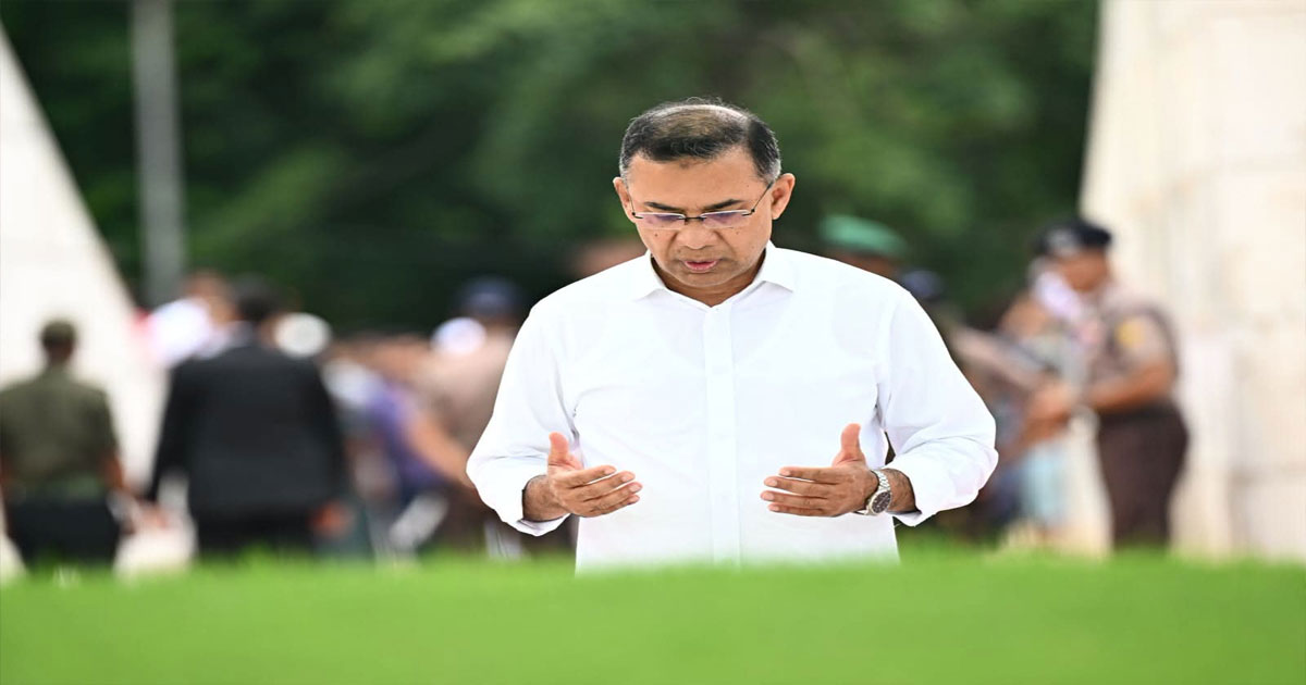 সরকারি সফর শেষে দেশে ফিরেই বাবা-মায়ের মাজার জিয়ারত প্রধানমন্ত্রীর