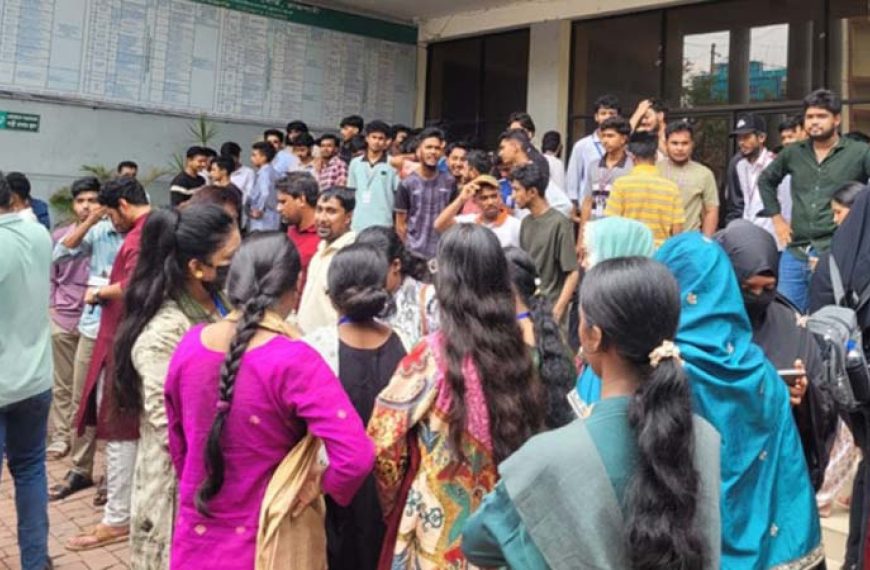 শিক্ষামন্ত্রীর পদত্যাগের দাবিতে রাজশাহী শিক্ষা বোর্ড ঘেরাও করে বিক্ষোভ