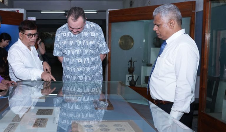 রাজশাহীর বরেন্দ্র গবেষণা জাদুঘর পরিদর্শনে যুক্তরাষ্ট্রের রাষ্ট্রদূত