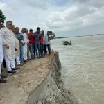 ৬-৭ বিঘা জমি নদীতে, এমপিকে পেয়ে কান্নায় ভেঙে পড়লেন জনগন।