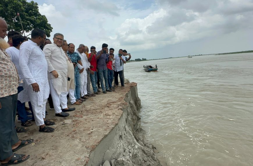 ৬-৭ বিঘা জমি নদীতে, এমপিকে পেয়ে কান্নায় ভেঙে পড়লেন জনগন।
