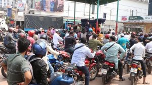 জ্বালানি তেল সংকটের গুজবে রাজশাহীতে পাম্পে পাম্পে ভিড়