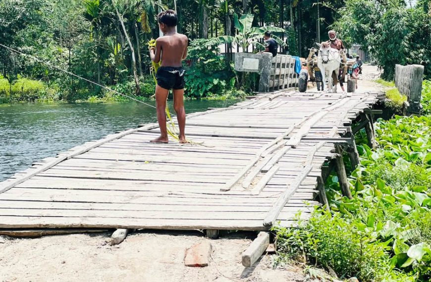 পাকা সেতু, নেই সংযোগ সড়ক কাউনিয়ায় চরম দুর্ভোগে হাজারো মানুষ, এক যুগেও মেলেনি সমাধান