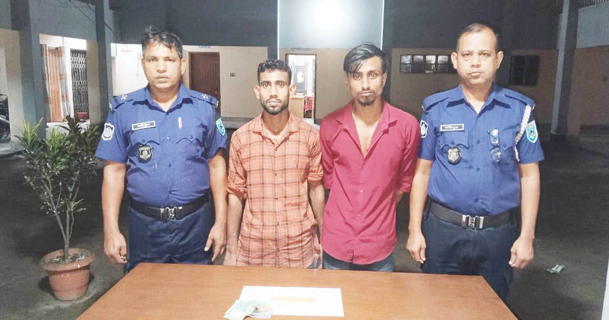 মধ্যরাতে কাউনিয়ায় পুলিশের অভিযান, ইয়াবা ও নগদ টাকাসহ আটক-২