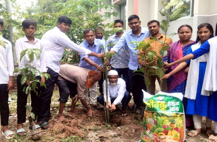 আদমদীঘিতে ডেঙ্গু প্রতিরোধে পরিষ্কার পরিচ্ছন্নতা অভিযান ও বৃক্ষরোপন কর্মসুচী