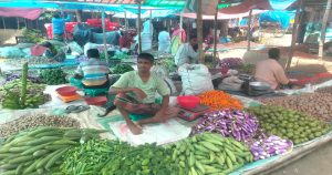 হঠাৎ আদমদীঘিতে সবজির বাজারে দাম চড়া