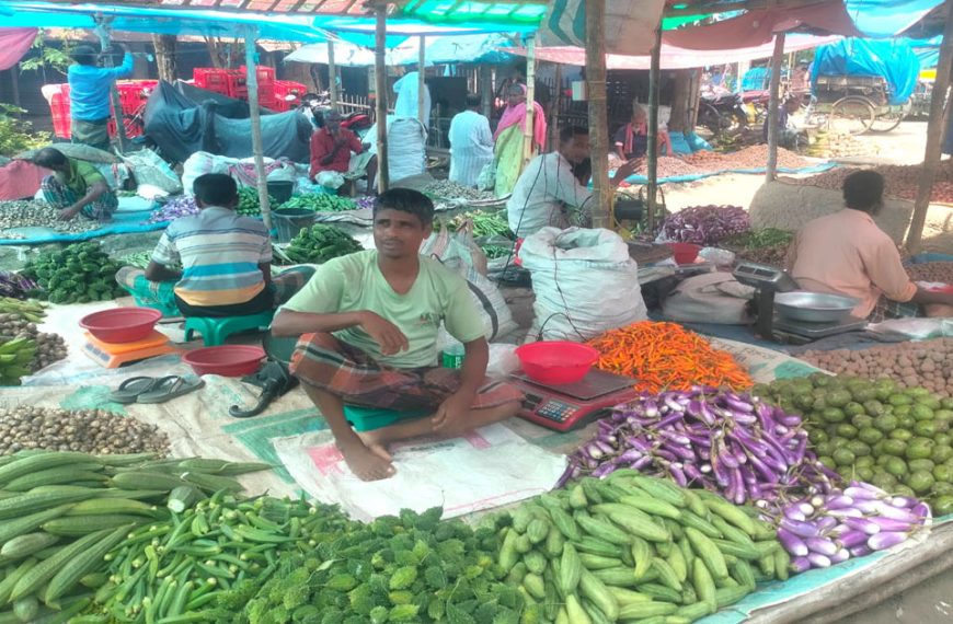 হঠাৎ আদমদীঘিতে সবজির বাজারে দাম চড়া
