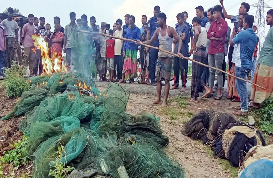 আদমদীঘির রক্তদহ বিলে ভ্রাম্যমান অভিযানে চায়না দুযারি ও খড়াজাল জব্দ