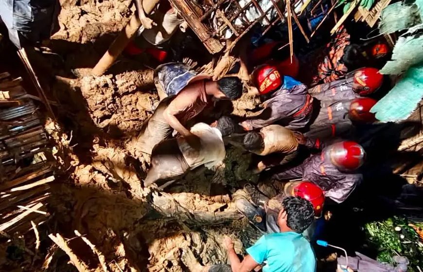 উখিয়ার রোহিঙ্গা ক্যাম্পে পাহাড় ধসে নারী-শিশুসহ ৮ জন নিহত