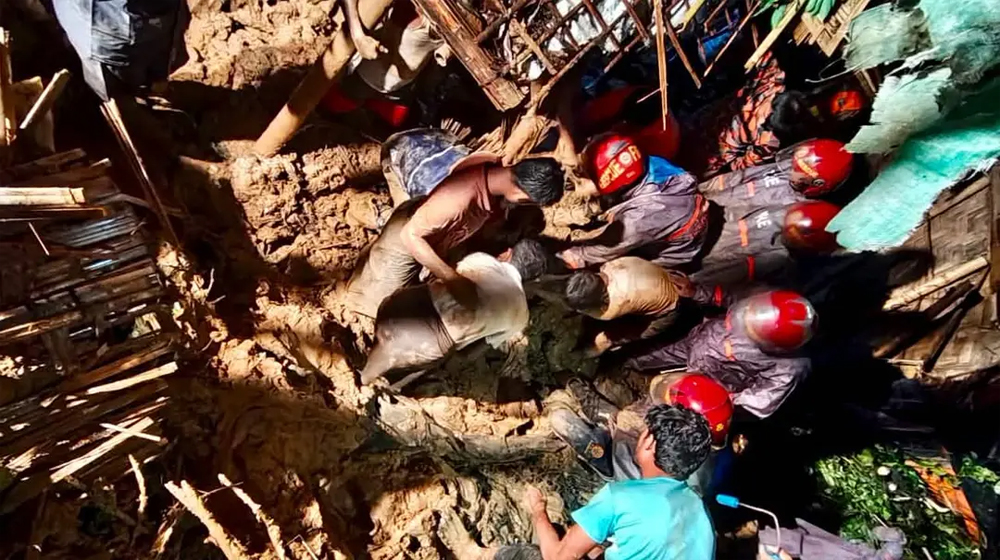উখিয়ার রোহিঙ্গা ক্যাম্পে পাহাড় ধসে নারী-শিশুসহ ৮ জন নিহত