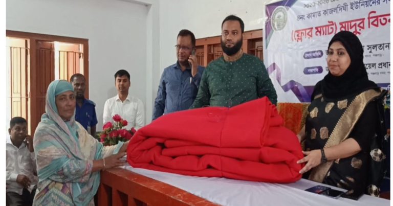 পঞ্চগড়ে সরকারী প্রাথমিক বিদ্যালয়ে মাদুর বিতরণ