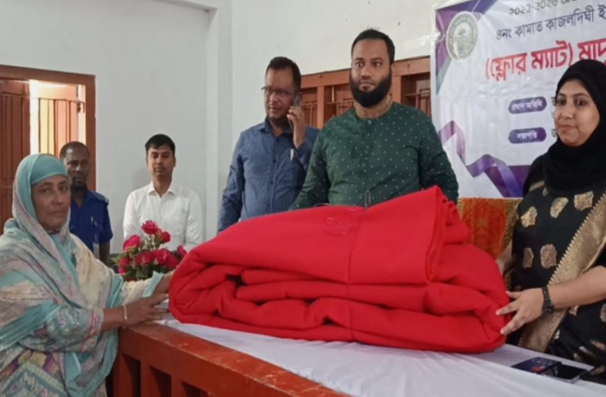 পঞ্চগড়ে সরকারী প্রাথমিক বিদ্যালয়ে মাদুর বিতরণ