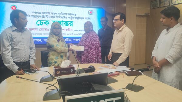 পঞ্চগড়ে সড়ক দুর্ঘটনায় নিহত পরিবারের মাঝে ২ কোটি ১০ লাখ টাকার চেক বিতরণ