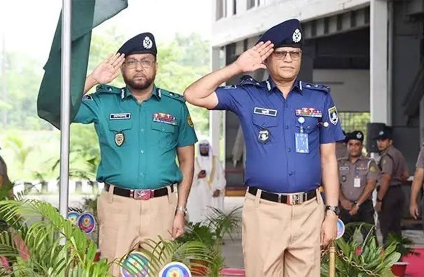 গাঢ় নীল ও হালকা জলপাই শার্ট এবং খাকি প্যান্টে ফিরেছে পুলিশ
