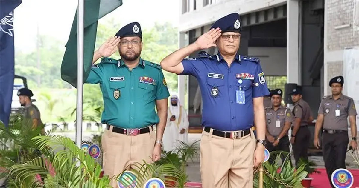 গাঢ় নীল ও হালকা জলপাই শার্ট এবং খাকি প্যান্টে ফিরেছে পুলিশ