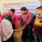 সিংড়ায় আকস্মিক বন্যায় ক্ষতিগ্রস্ত ৬৮৬ কৃষকের মাঝে সরকারি চাল বিতরণ