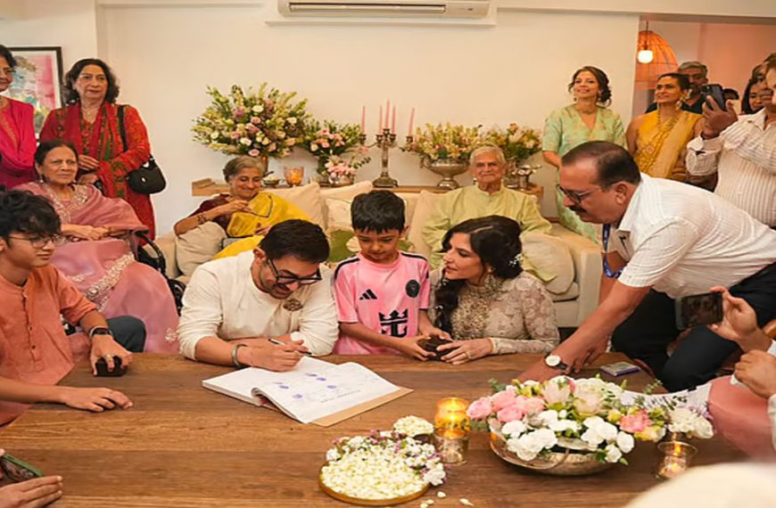 তৃতীয় বিয়ে করলেন আমির খান, পাশে ছিলেন তিন সন্তান