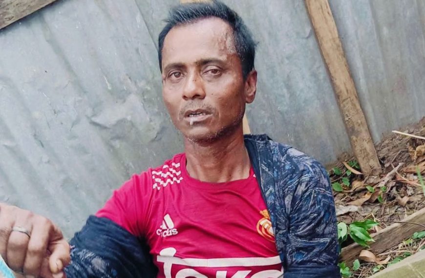 গণধোলাইয়ের পর অভিযুক্তকে পুলিশে সোপর্দ সিংড়ায় স্কুল থেকে বাসায় ফেরার পথে শ্লীলতাহানির শিকার শিক্ষার্থী