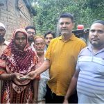 আদমদীঘির পা ভাঙা ট্রাক চালক অসহায় হীরার পাশে স্থানীয় যুবকরা