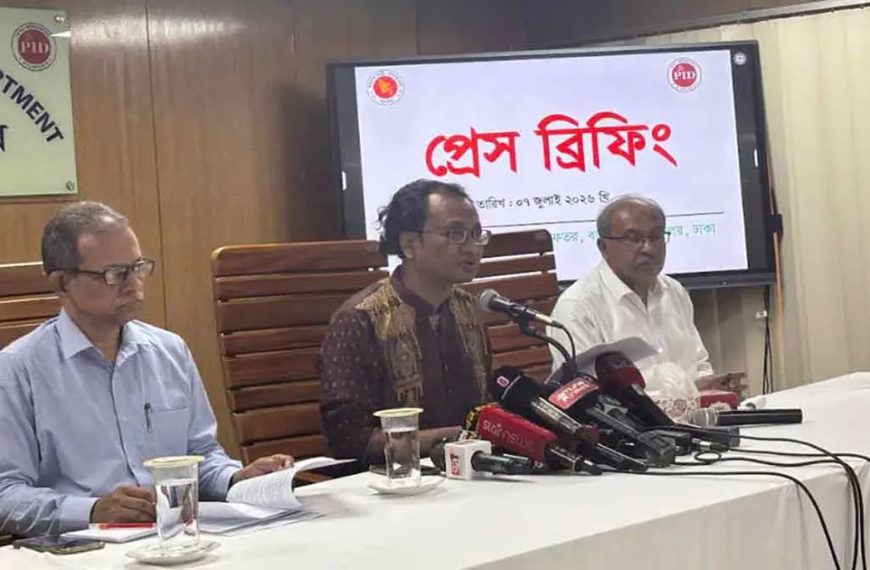 সাভারে বিস্ফোরণ নিয়ে নাহিদের বক্তব্য রাজনৈতিক, তদন্ত চলছে: তথ্য উপদেষ্টা