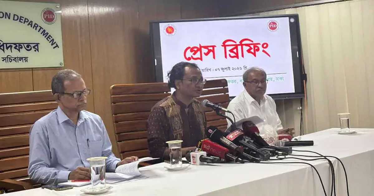 সাভারে বিস্ফোরণ নিয়ে নাহিদের বক্তব্য রাজনৈতিক, তদন্ত চলছে: তথ্য উপদেষ্টা