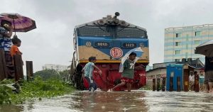 ভারী বৃষ্টিতে ডুবেছে রেললাইন, কক্সবাজারগামী ট্রেন চলাচল বন্ধ