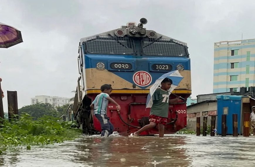 ভারী বৃষ্টিতে ডুবেছে রেললাইন, কক্সবাজারগামী ট্রেন চলাচল বন্ধ