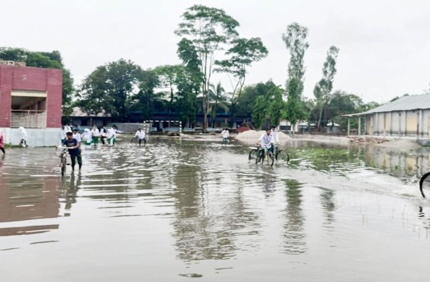 সামান্য বৃষ্টিতেই হাঁটুপানি, চরম দুর্ভোগে কাউনিয়ার নাজিরদহ একতা উচ্চ বিদ্যালয়ের শিক্ষক-শিক্ষার্থীরা
