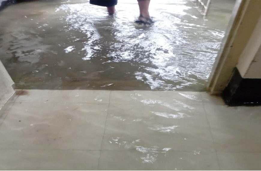 অফিসকক্ষে পানি জমে ব্যাহত কার্যক্রম ভোগান্তিতে কাউনিয়া সমাজসেবা কার্যালয়ের সেবাপ্রার্থীরা