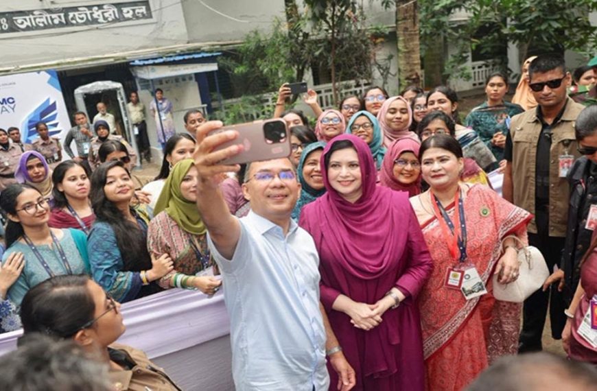 স্ত্রীকে নিয়ে ঢামেক ক্যাম্পাসে শিক্ষার্থীদের সঙ্গে হাস্যোজ্জ্বল সেলফি প্রধানমন্ত্রীর