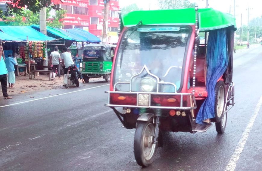 আদমদীঘিতে ব্যাটারী চালিত টমটম চালিয়ে হাজারো বেকারের কর্মসংস্থান সৃষ্টি