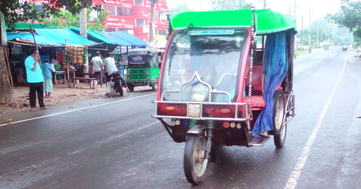 আদমদীঘিতে ব্যাটারী চালিত টমটম চালিয়ে হাজারো বেকারের কর্মসংস্থান সৃষ্টি