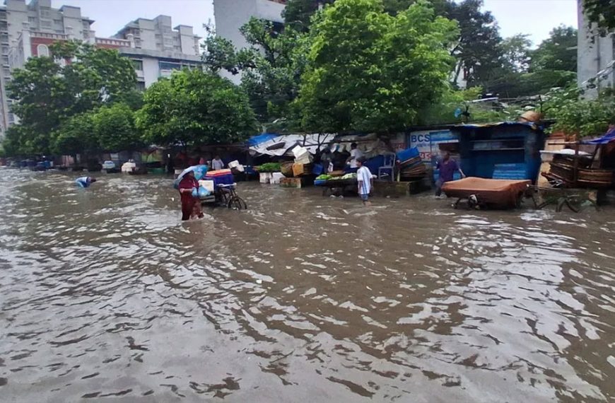 টানা বৃষ্টিতে ঢাকার জনজীবন বিপর্যস্ত, চরম দুর্ভোগে যাত্রীরা