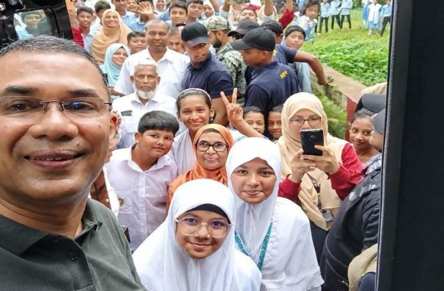শিক্ষার্থীদের সাথে সেলফি তুলে ক্রীড়া সামগ্রী দিলেন প্রধানমন্ত্রী